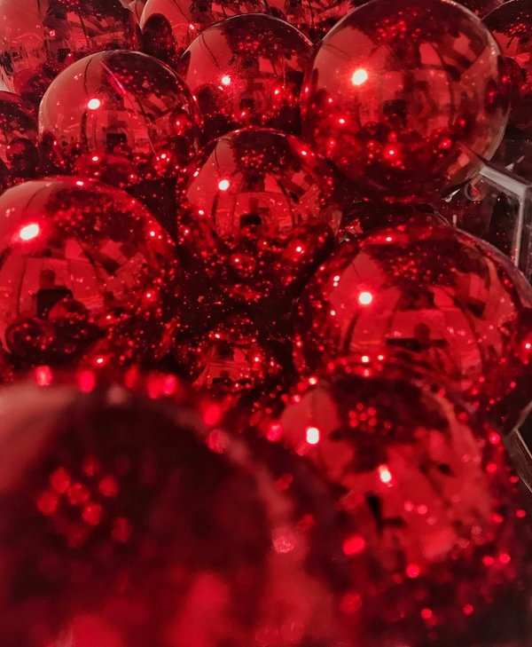 How to Choose the Perfect Shade of Red Lipstick for a Commanding Presence During Presentations?